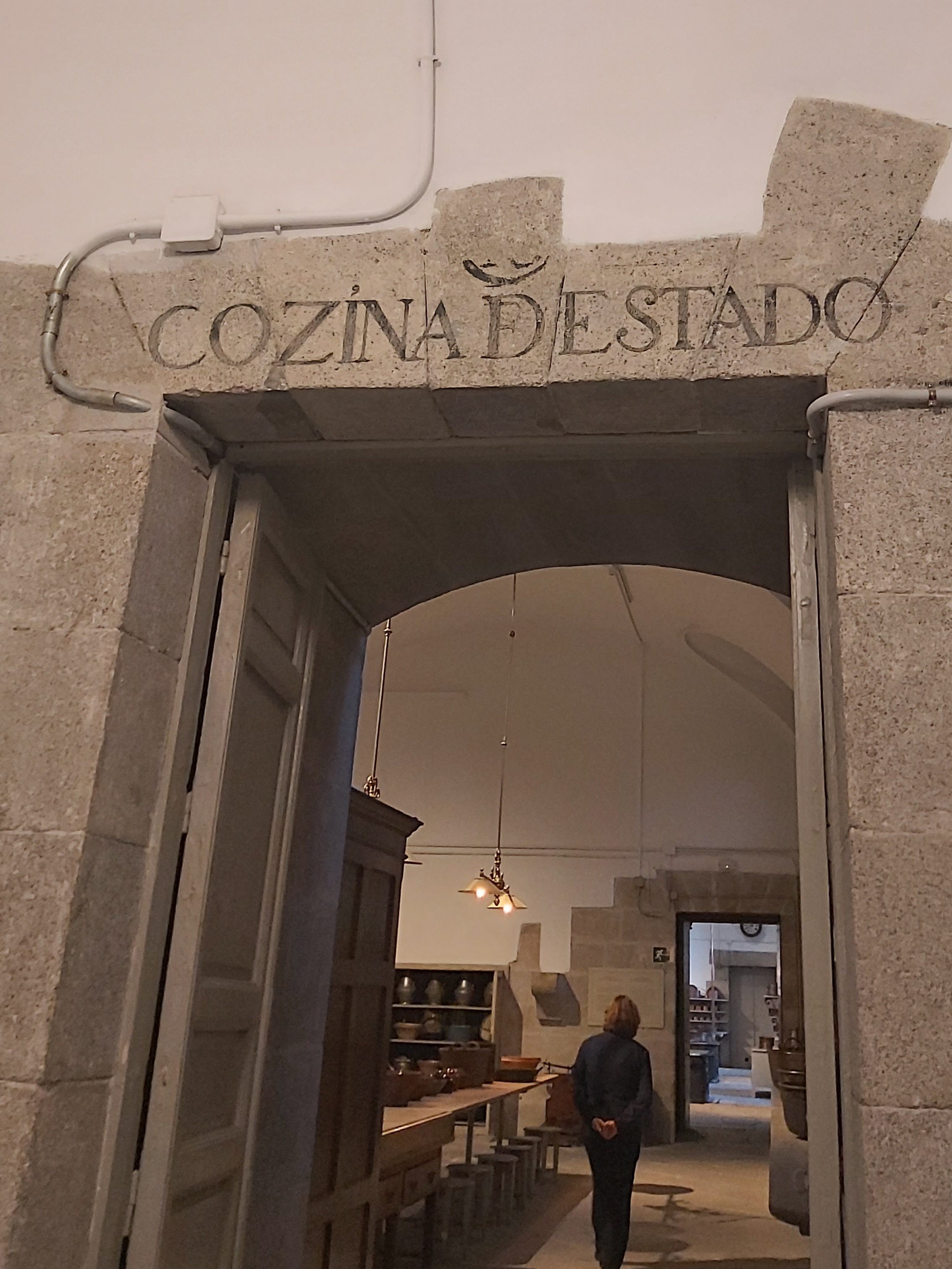 Porta d'ingresso con scritta in alto: Cozina D Estado
